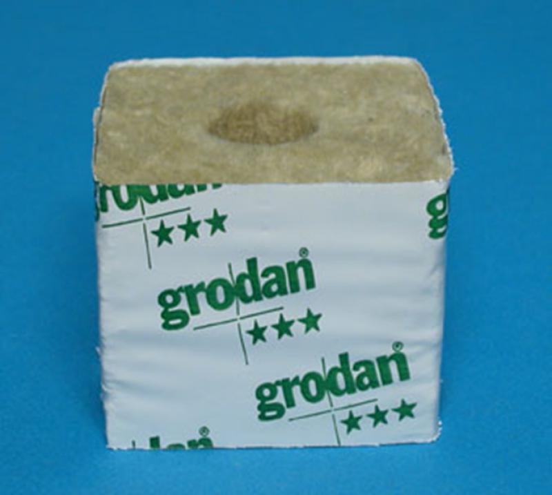 4120 - Grodan Block  7,5x7,5 small  hole
